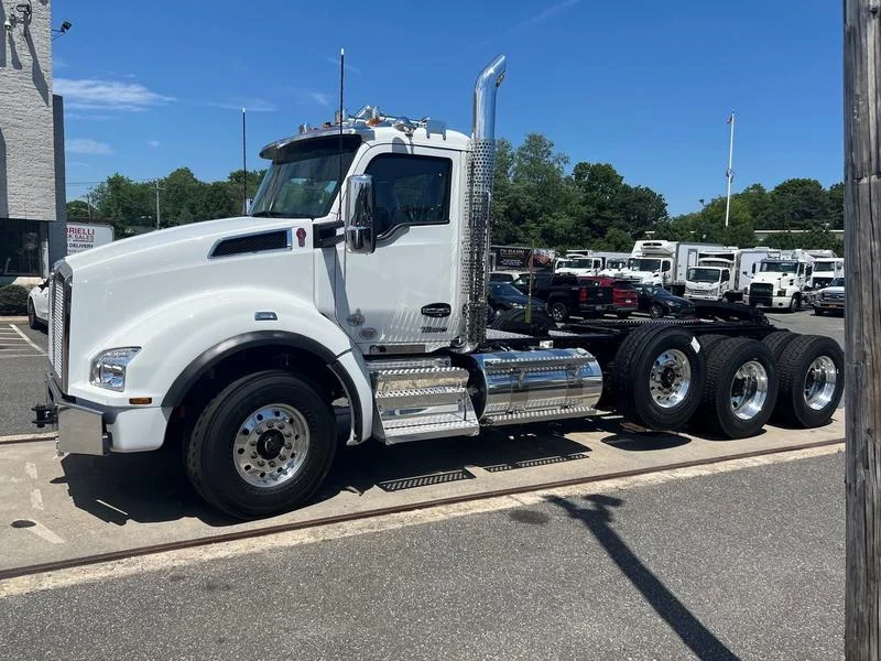 2027 Kenworth T880