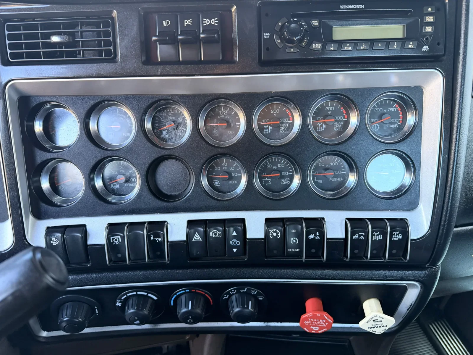 2011 Kenworth W900 - image 18