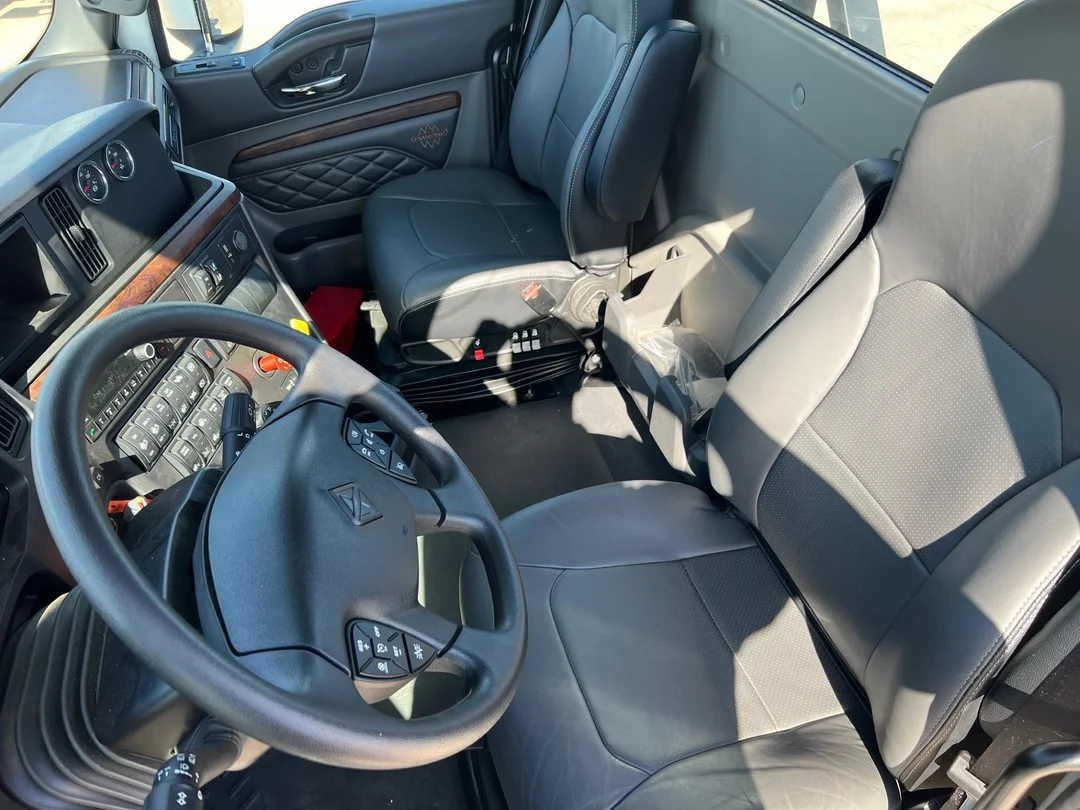 2025 International LT - image 13