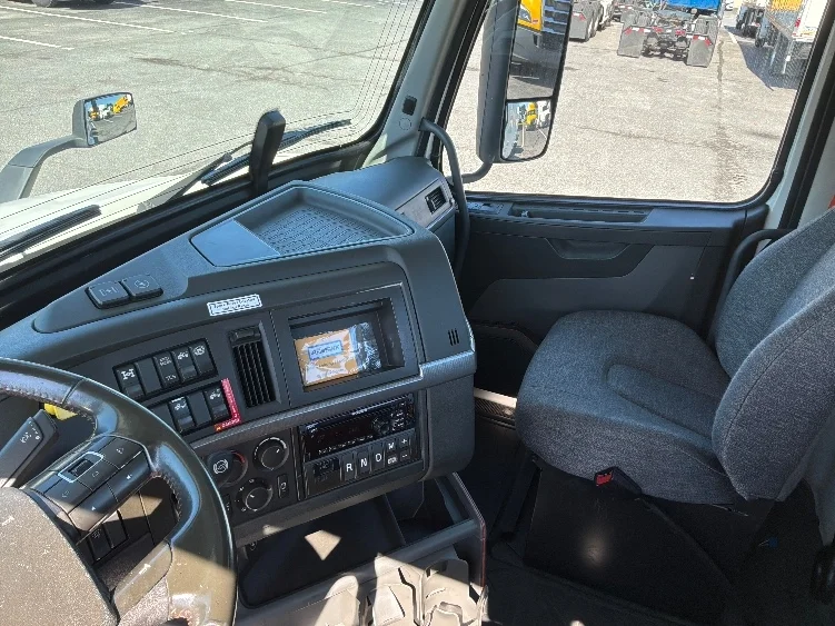 2021 Volvo VNR 640 in Dayton, NJ — photo 10