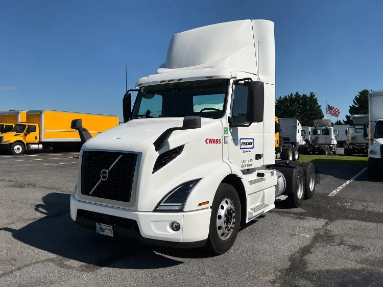 2021 Volvo VNR 640 in Dayton, NJ — photo 3