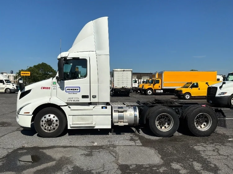 2021 Volvo VNR 640 in Dayton, NJ — photo 4