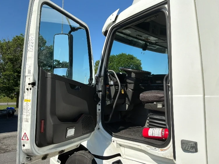 2021 Volvo VNR 640 in Dayton, NJ — photo 9