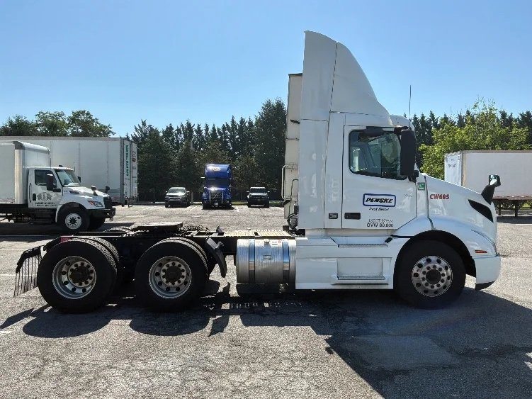 2021 Volvo VNR 640 in Dayton, NJ — photo 8