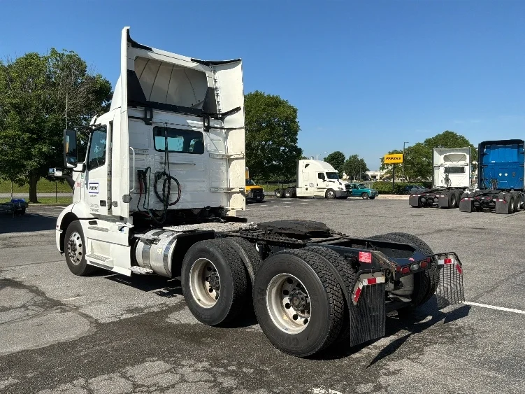 2021 Volvo VNR 640 in Dayton, NJ — photo 5