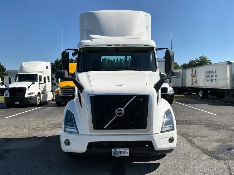 2021 Volvo VNR 640 in Dayton, NJ — photo 2