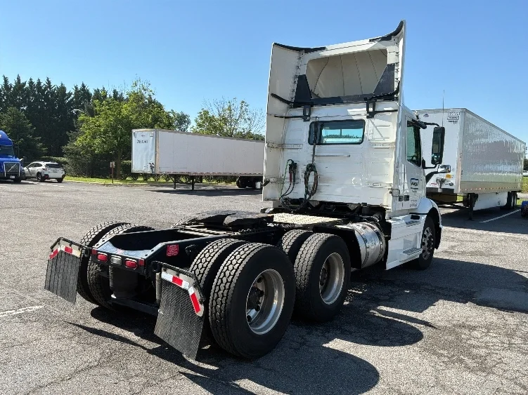 2021 Volvo VNR 640 in Dayton, NJ — photo 7