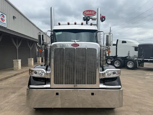 2027 Peterbilt 589 - image 3