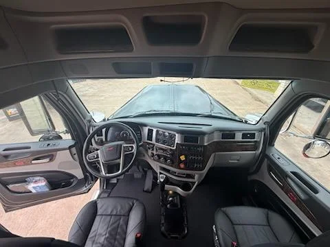 2027 Peterbilt 589 - image 6