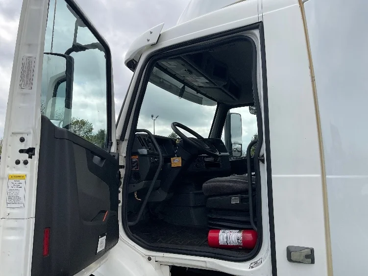 2019 Volvo VNR 640 in Perrysburg, OH — photo 9