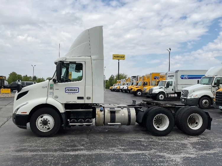 2019 Volvo VNR 640 in Perrysburg, OH — photo 4