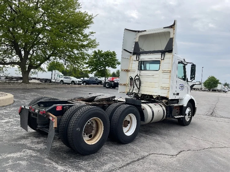 2019 Volvo VNR 640 in Perrysburg, OH — photo 7