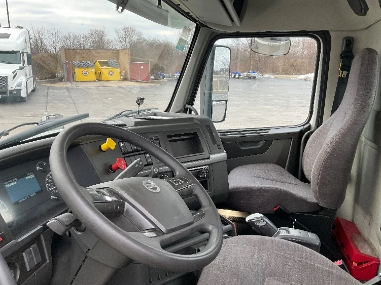 2019 Volvo VNR 640 in Perrysburg, OH — photo 10