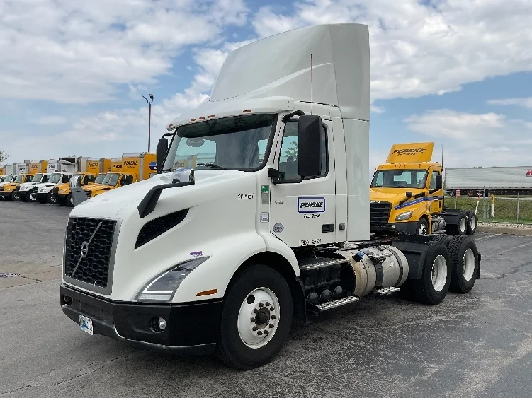 2019 Volvo VNR 640 in Perrysburg, OH — photo 3