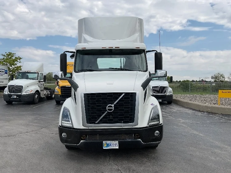 2019 Volvo VNR 640 in Perrysburg, OH — photo 2
