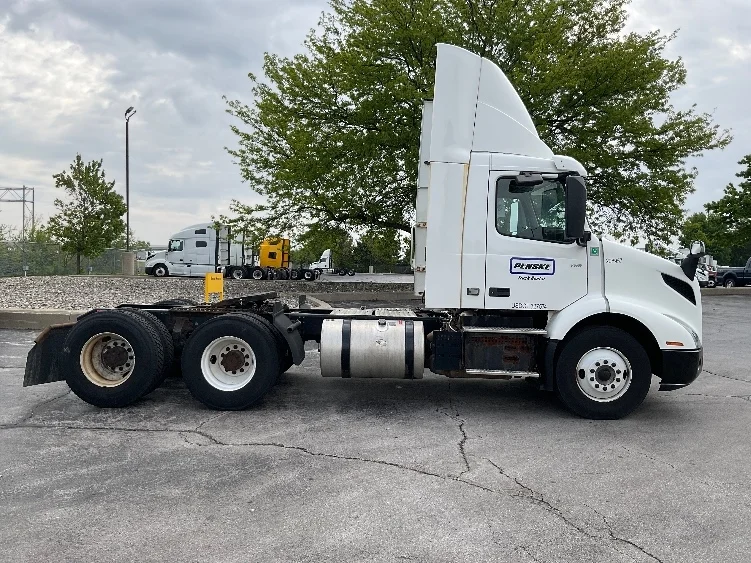 2019 Volvo VNR 640 in Perrysburg, OH — photo 8