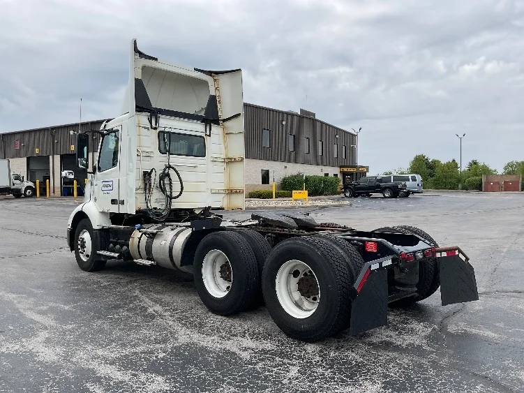 2019 Volvo VNR 640 in Perrysburg, OH — photo 5