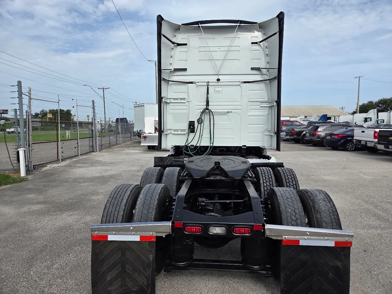 2025 Volvo VNL 760 in Tampa, FL — photo 8