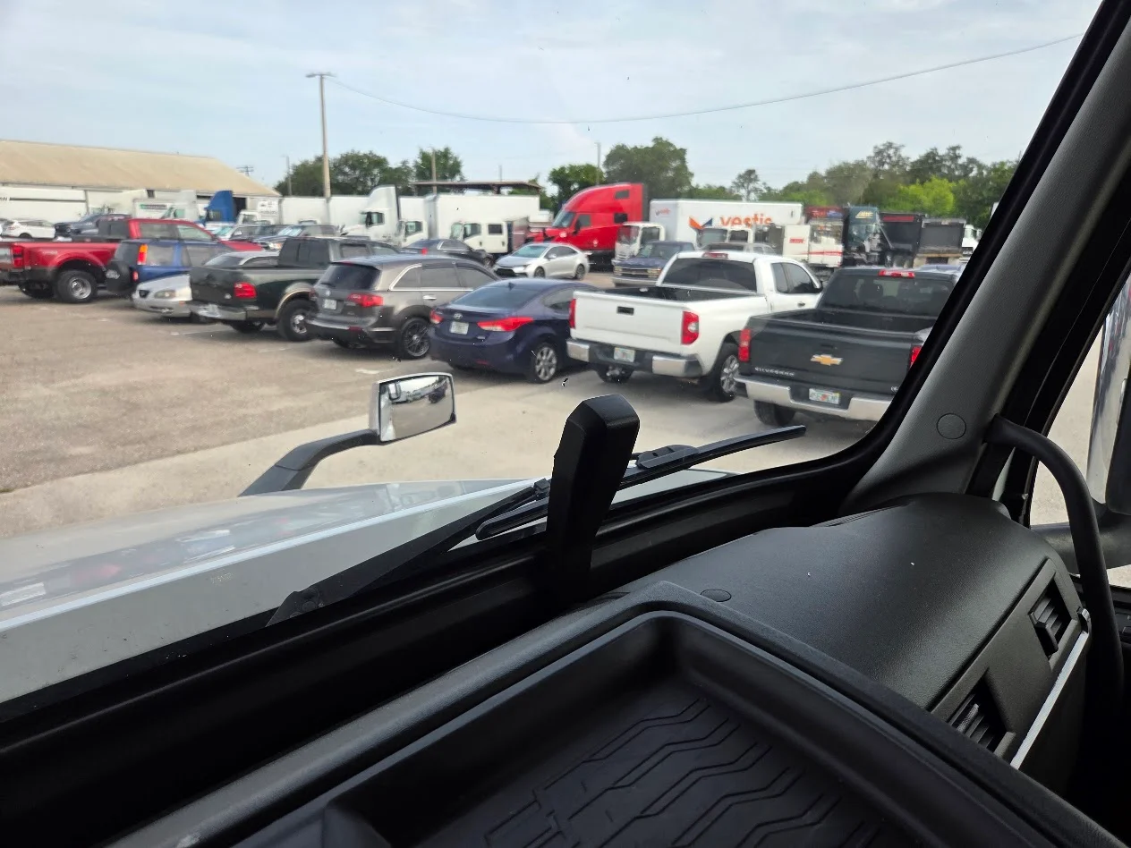 2025 Volvo VNL 760 in Tampa, FL — photo 21