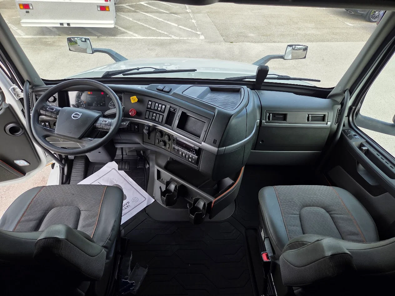2025 Volvo VNL 760 in Tampa, FL — photo 11