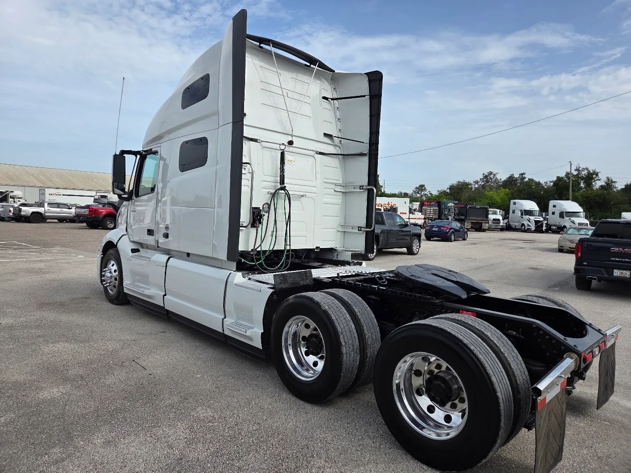 2025 Volvo VNL 760 in Tampa, FL — photo 6