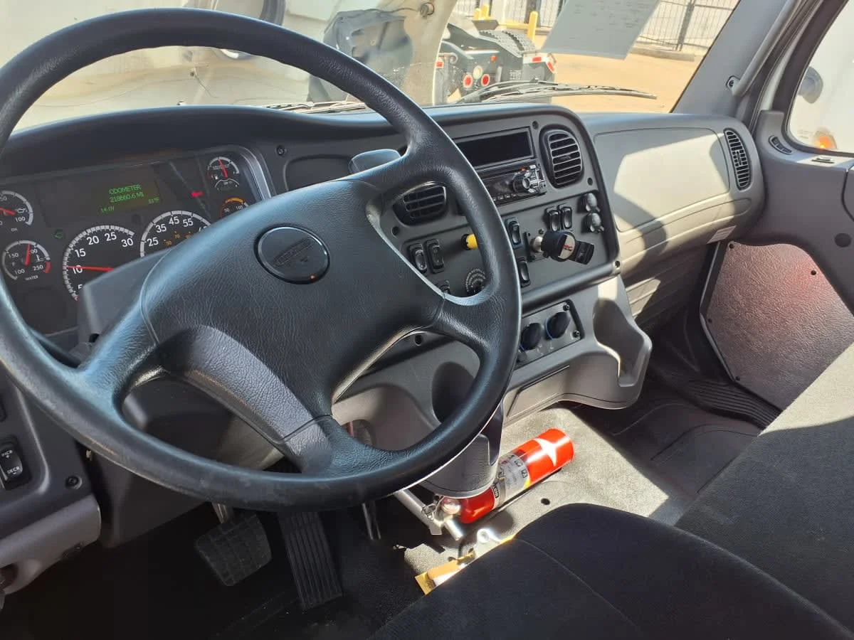 2018 Freightliner M2 106 in Dallas, TX — photo 7