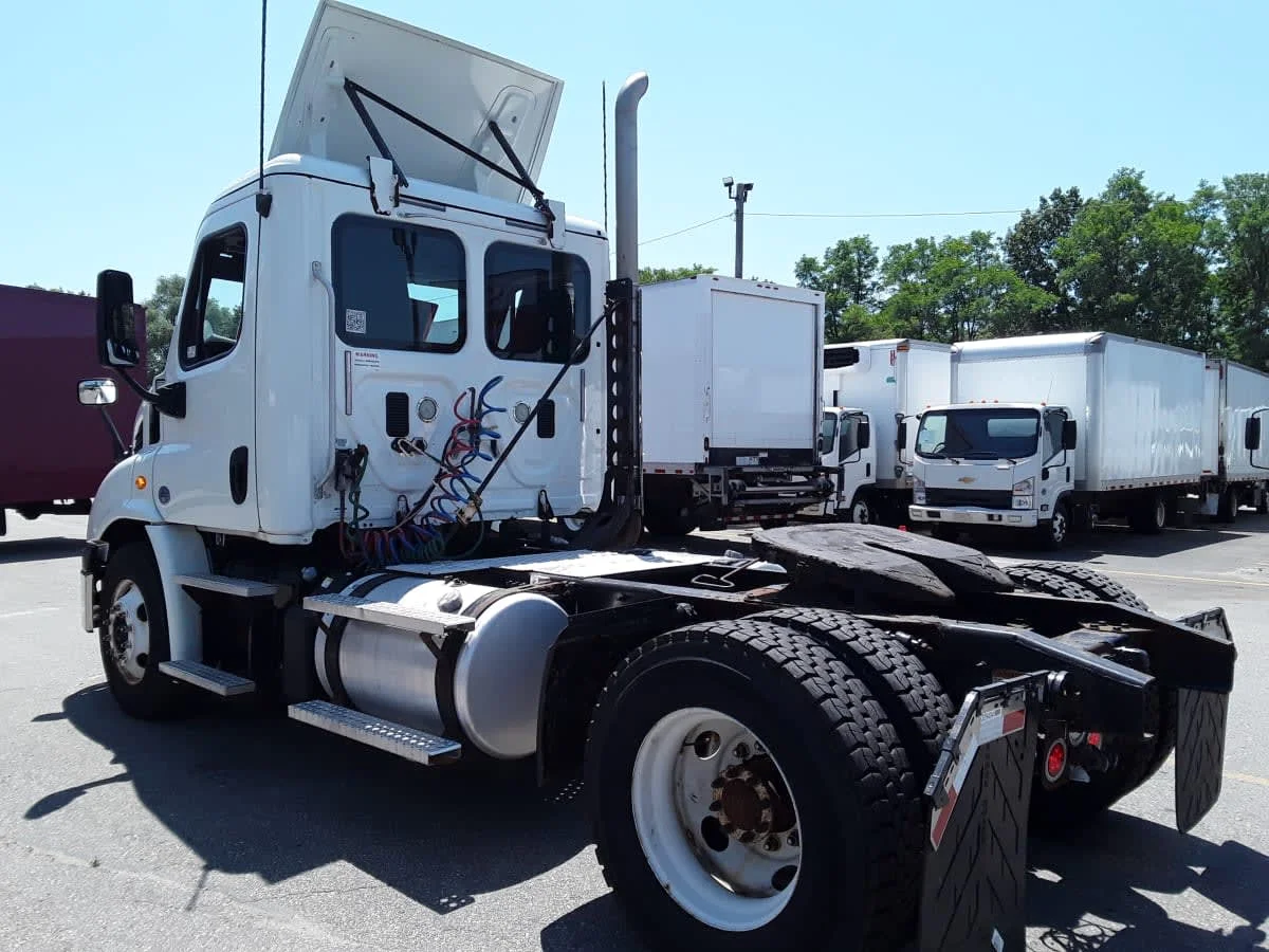 2015 Freightliner Cascadia - image 6