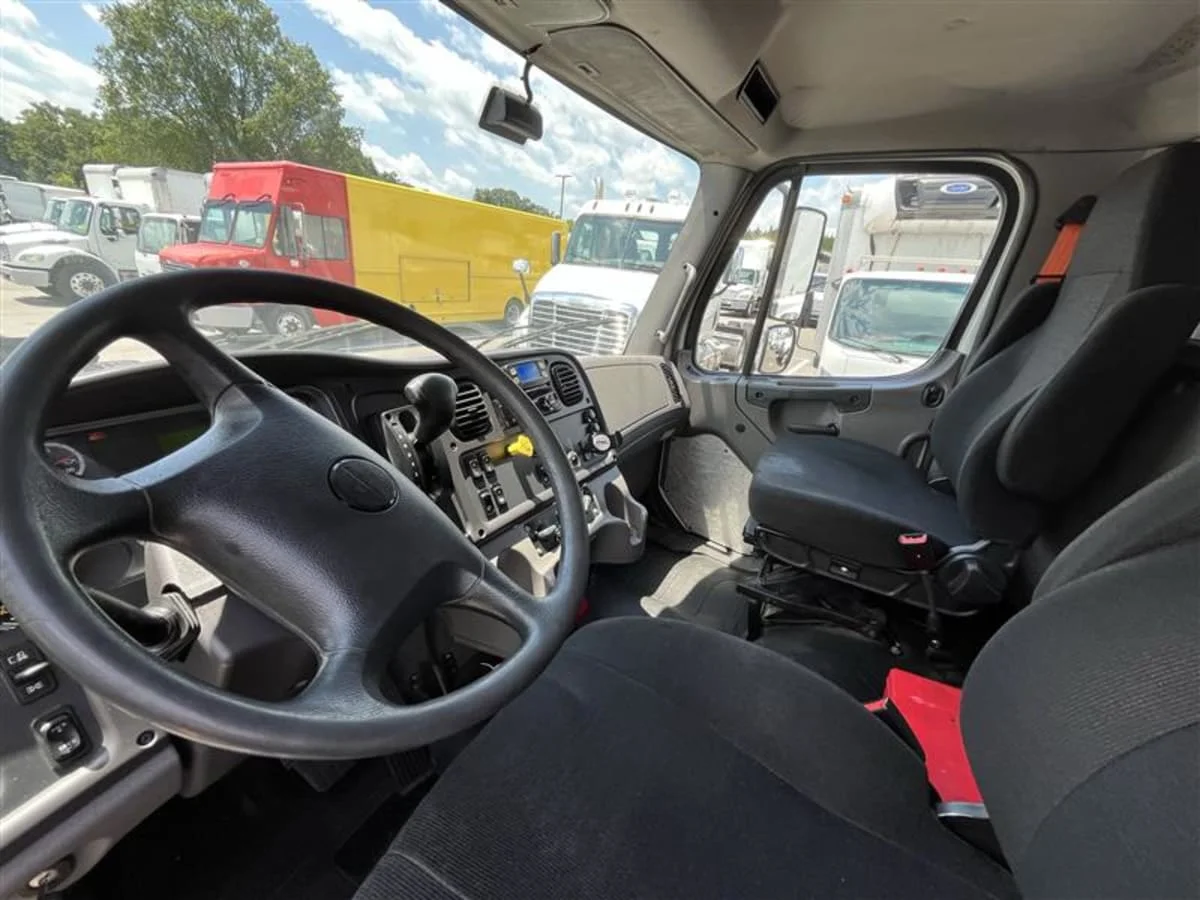 2019 Freightliner M2 106 - image 8