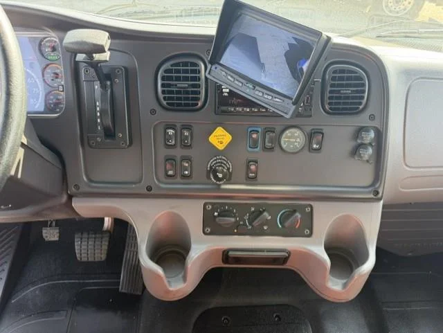 2020 Freightliner M2 106 — photo 12