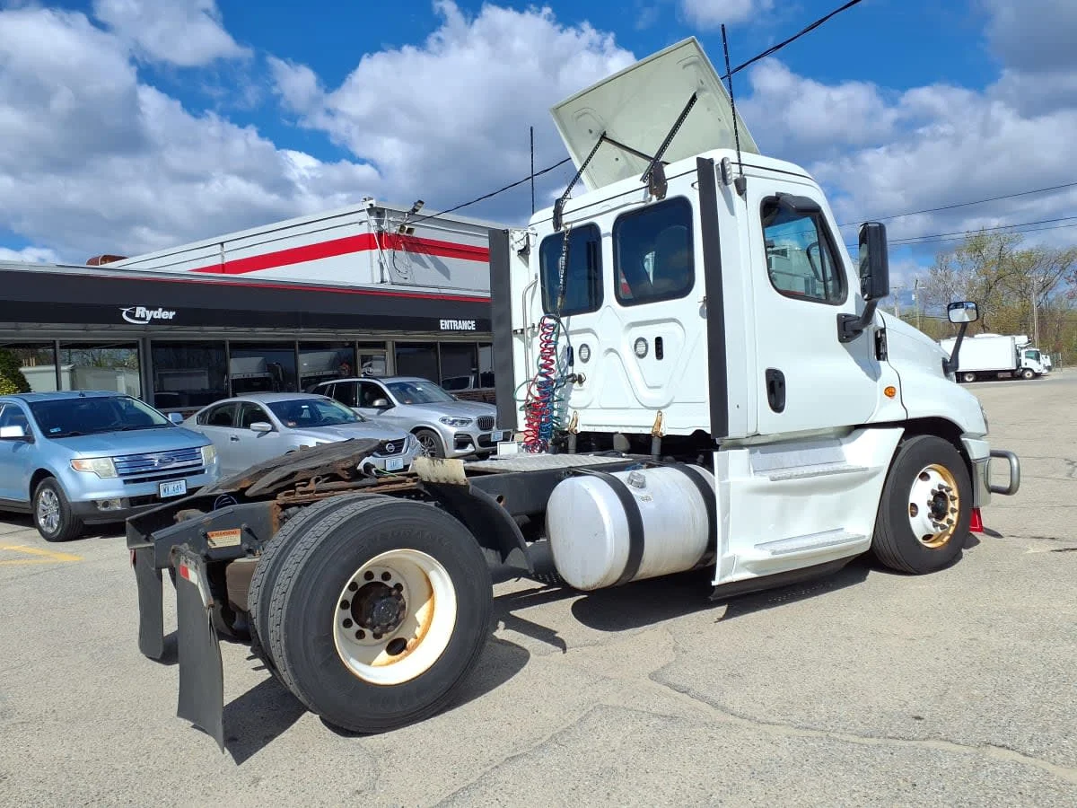 2019 Freightliner Cascadia in Warwick, RI — photo 4