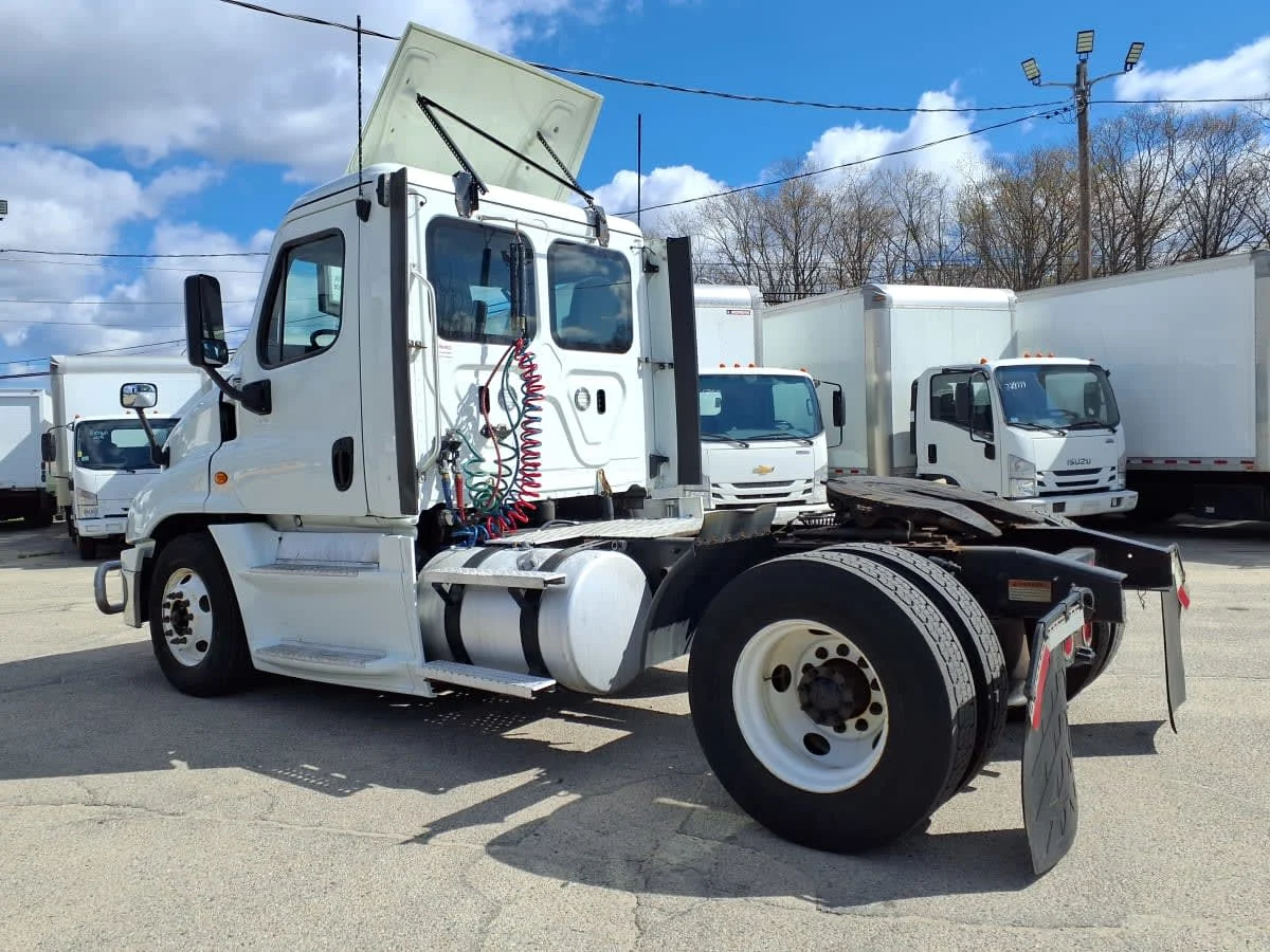 2019 Freightliner Cascadia in Warwick, RI — photo 6