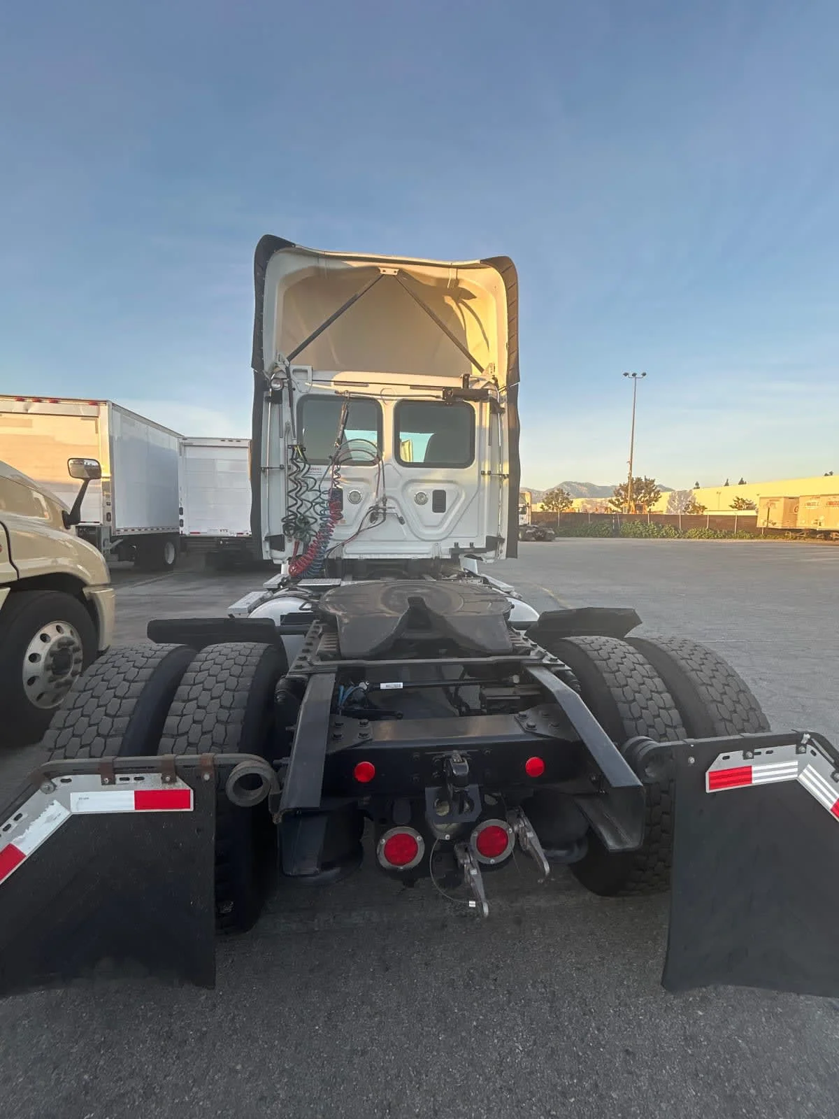 2017 Freightliner Cascadia - image 5