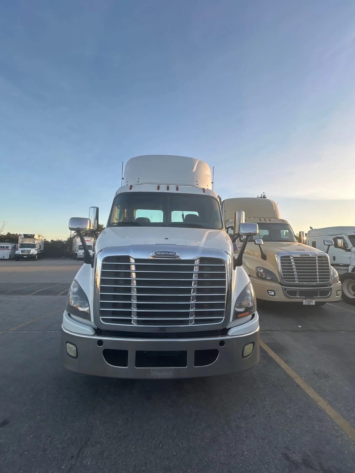 2017 Freightliner Cascadia - image 2