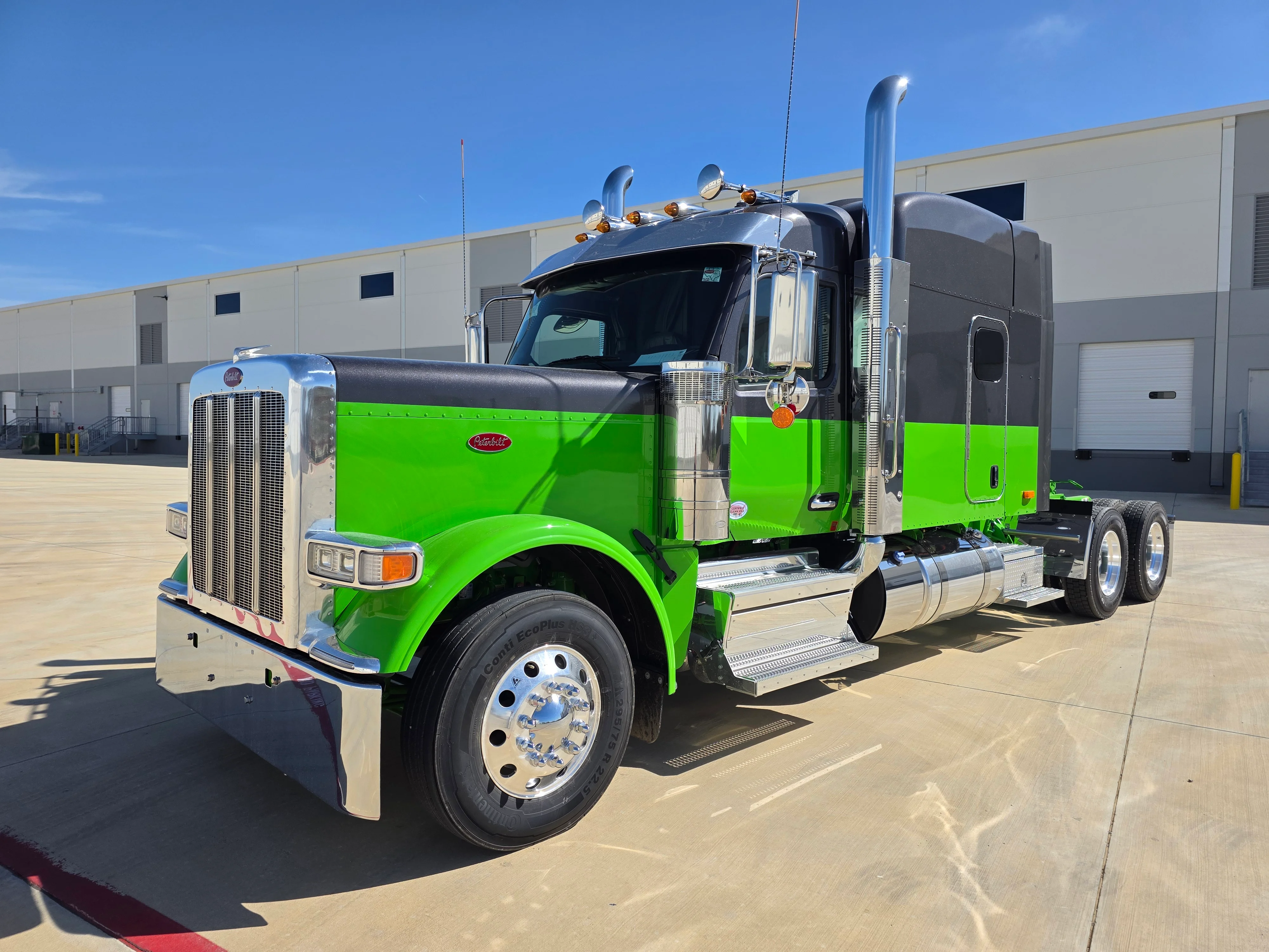 2027 Peterbilt 589 in Cincinnati, OH