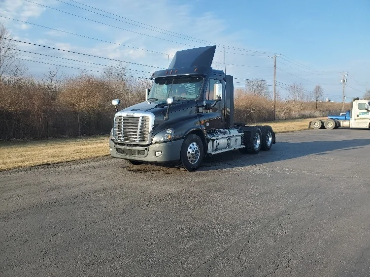 2020 Freightliner Cascadia - image 3