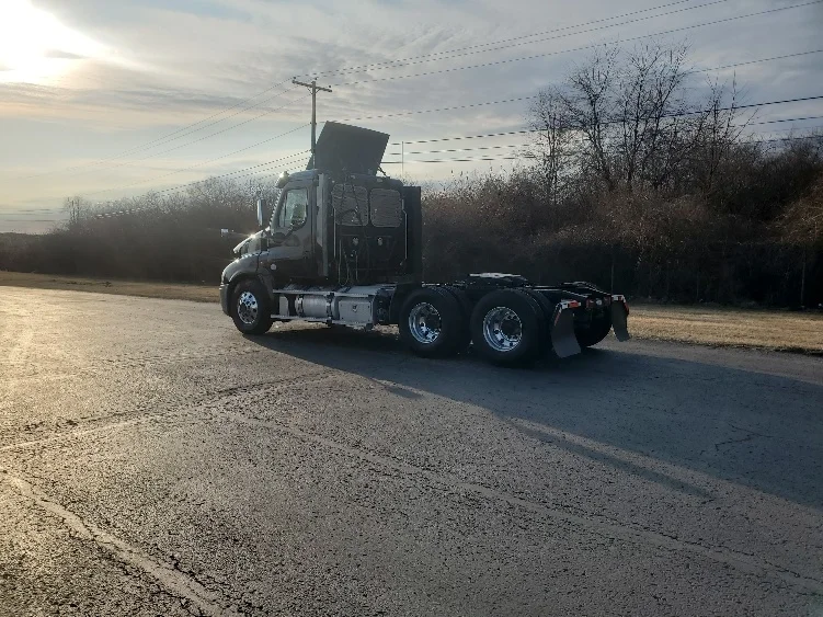 2020 Freightliner Cascadia - image 5