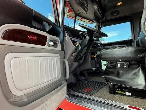 2023 Peterbilt 389 - image 10