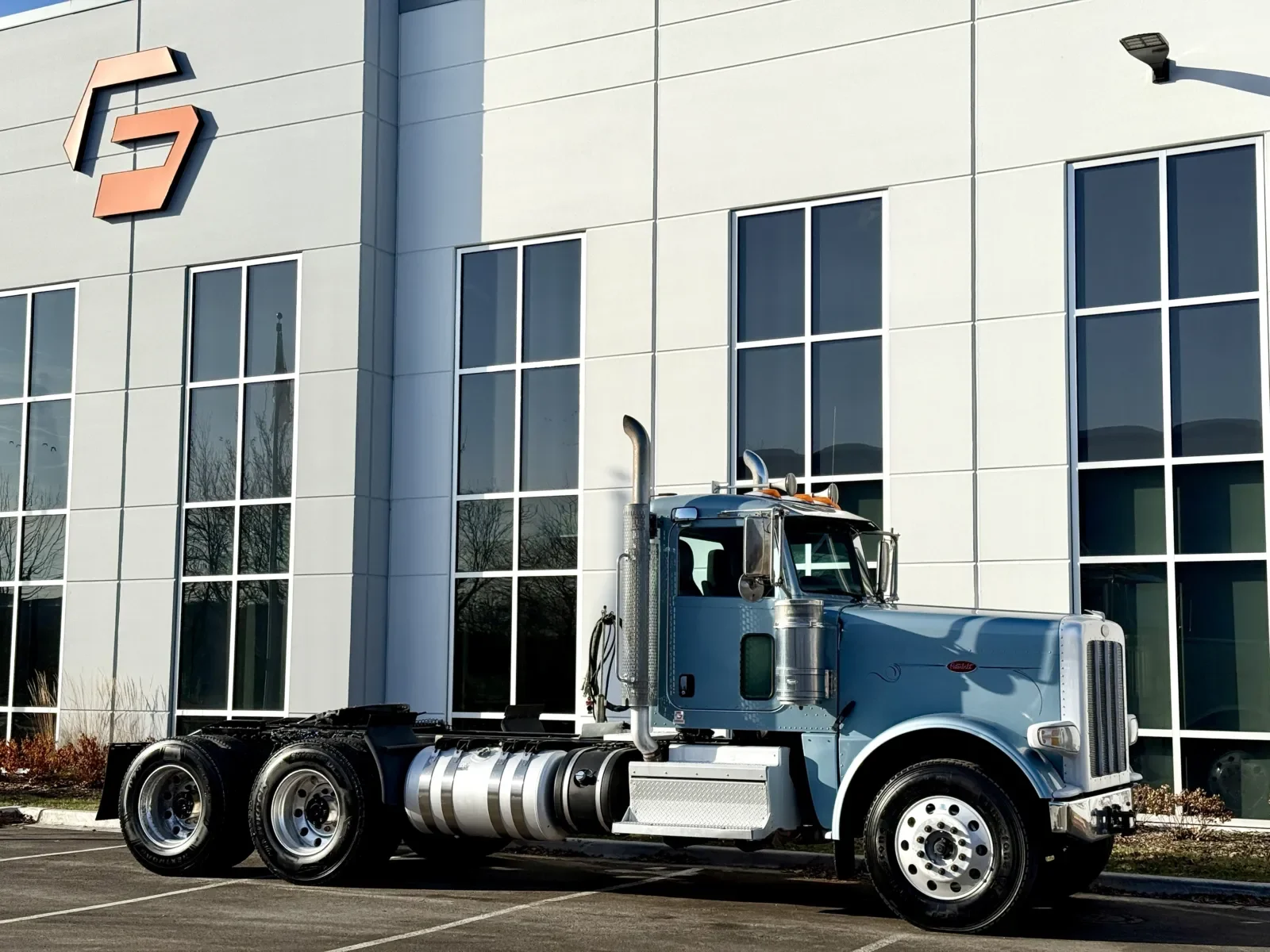 2018 Peterbilt 389 in New Lenox, IL — photo 2