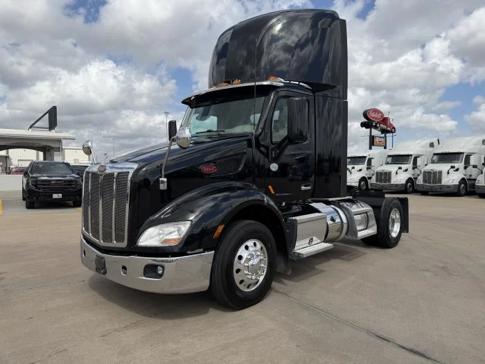 2021 Peterbilt 579 — photo 2