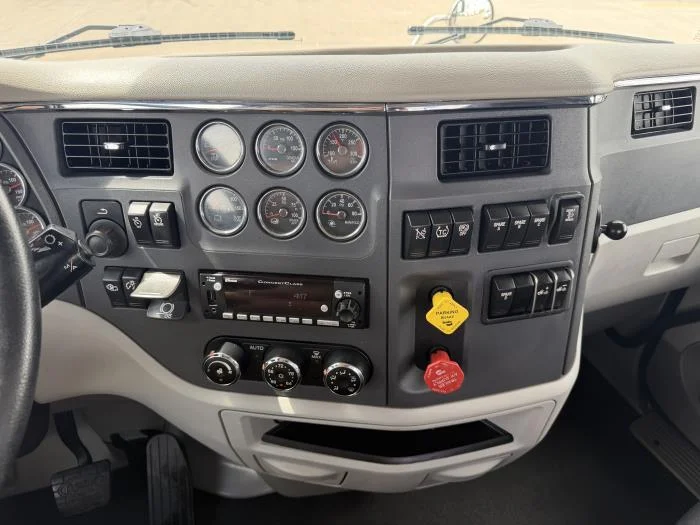 2021 Peterbilt 579 — photo 30