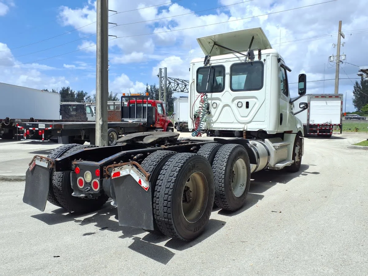 2019 Freightliner Cascadia in Davie, FL — photo 4