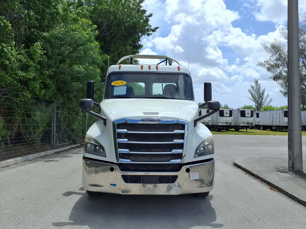 2019 Freightliner Cascadia in Davie, FL — photo 2