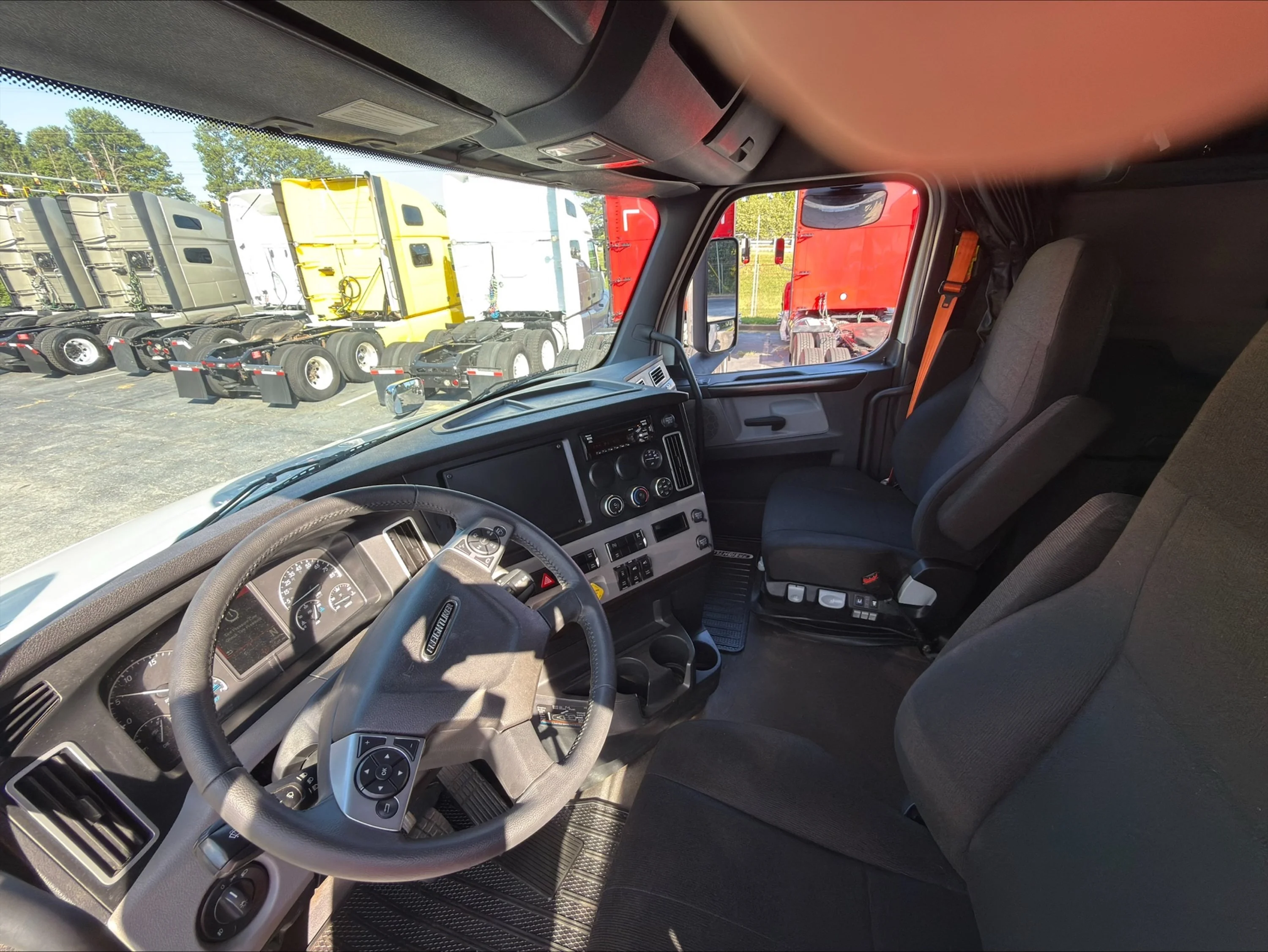 2020 Freightliner Cascadia in Guardian Atlanta — photo 10