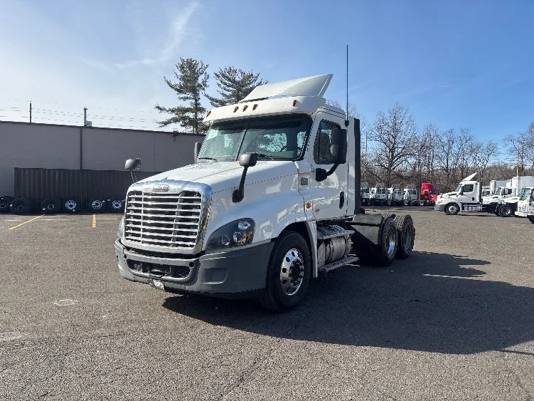 2018 Freightliner Cascadia - image 3
