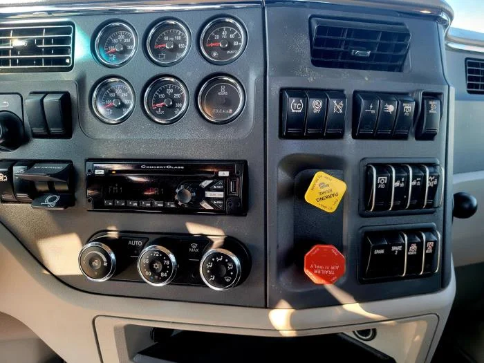 2021 Peterbilt 579 - image 13