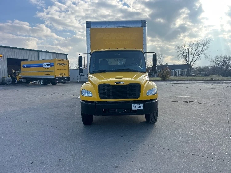 2022 Freightliner M2 106 in Dallas, TX — photo 2