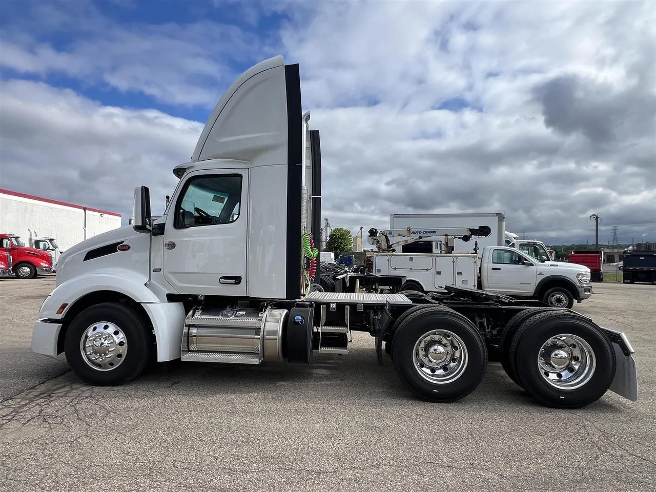 2027 Peterbilt 579 in South St. Paul, MN — photo 3