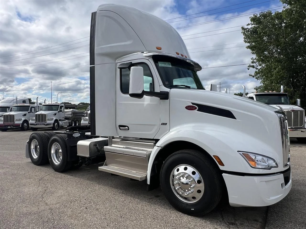2027 Peterbilt 579 in South St. Paul, MN — photo 2