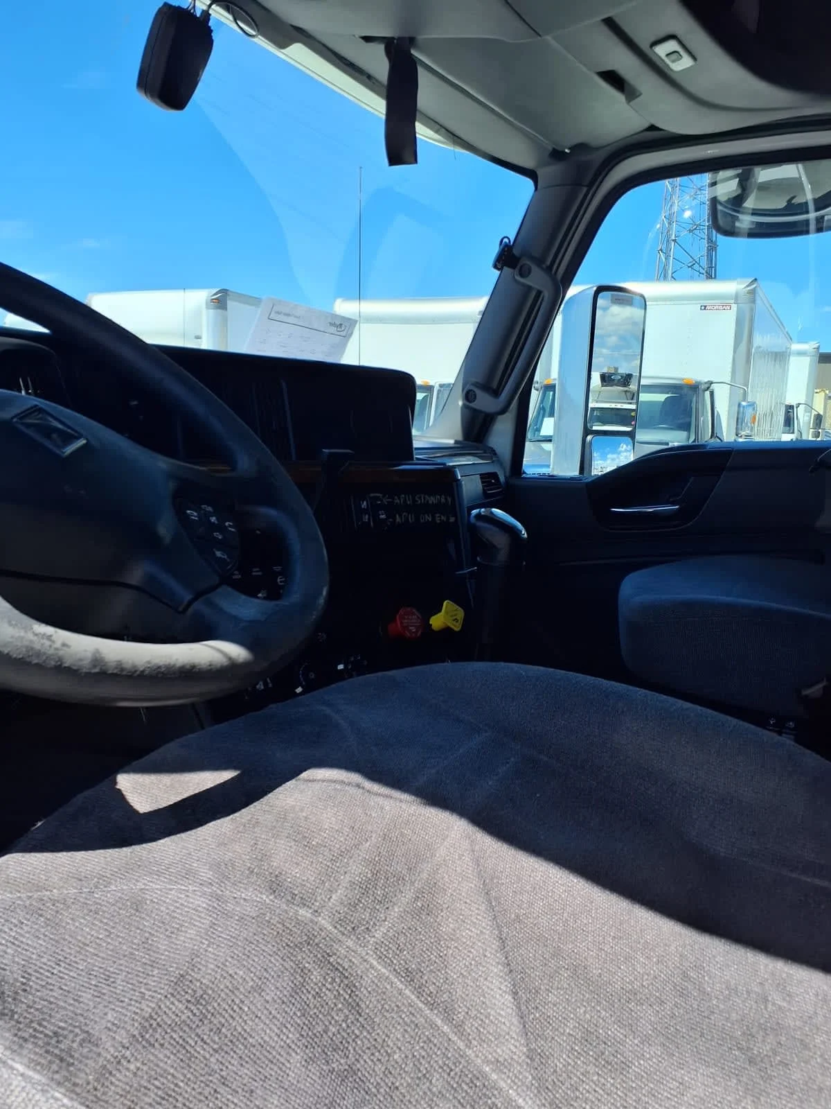 2019 International LT - image 7