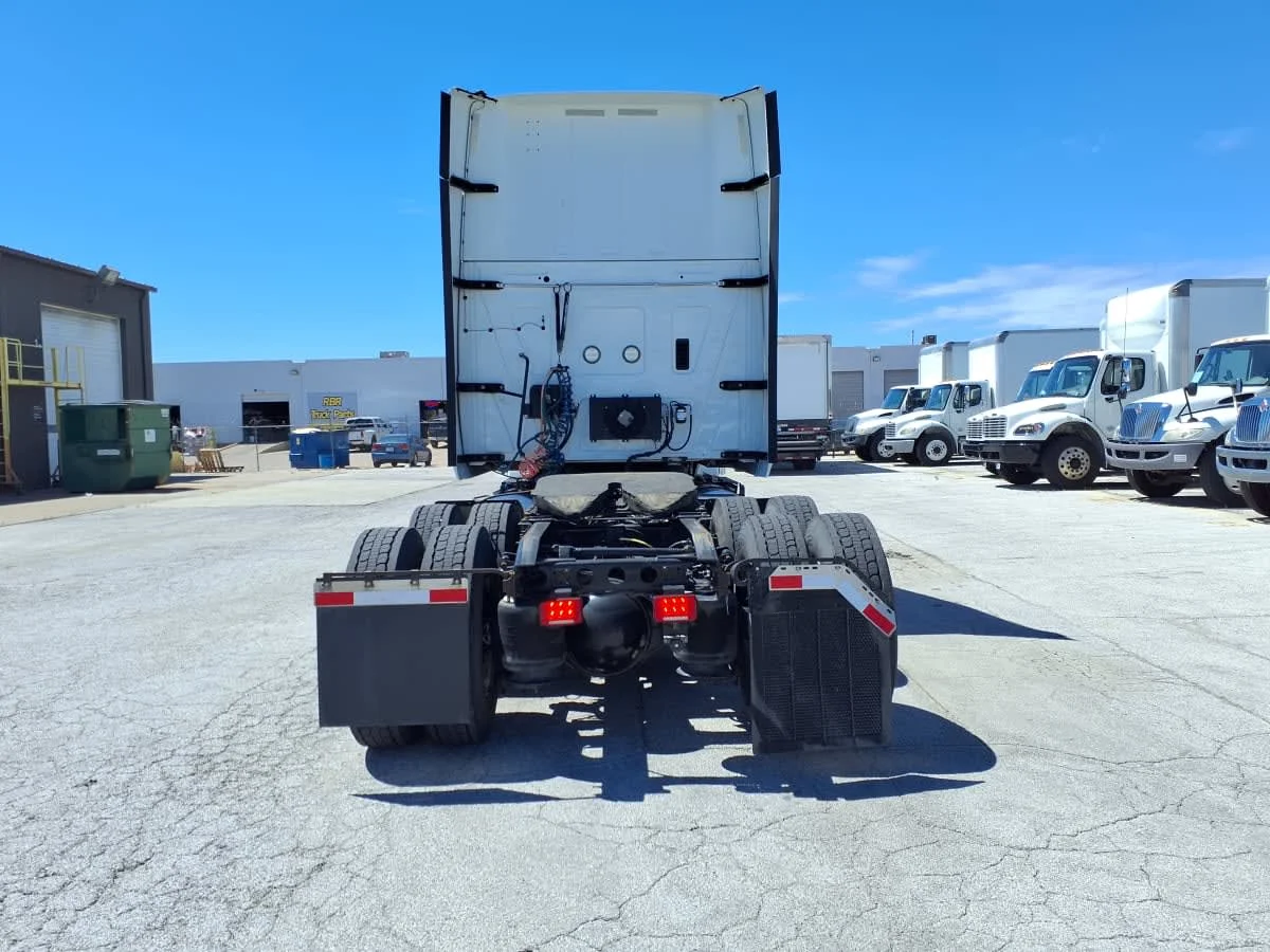 2019 International LT - image 5